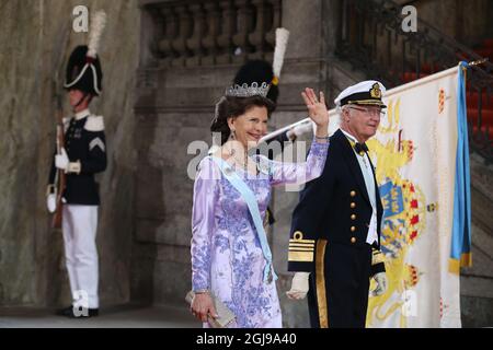 EXKLUSIV - König Carl Gustaf und Königin Silvia kommen zur Hochzeit von Prinz Carl Philip und Sofia Hellqvist in der Königlichen Kapelle in Stockholm, Schweden. Stockfoto