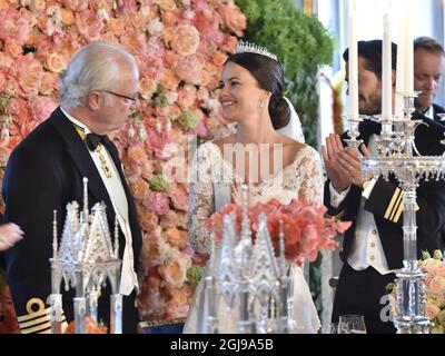 EXKLUSIV - König Carl Gustaf, Prinzessin Sofia und Prinz Carl Philip beim Abendessen nach der Hochzeit von Prinz Carl Philip und Sofia Hellqvist in der Königlichen Kapelle in Stockholm, Schweden, Juni 13, Stockfoto