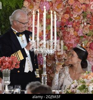 EXKLUSIV - König Carl Gustaf wird Sofia während des Hochzeitsessens im Königlichen Palast in Stockholm nach der Hochzeit von Prinz Carl Philip und Prinzessin Sofia in der Königlichen Kapelle am 13. Juni 2015 anstoßen sehen. Stockfoto
