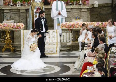 EXKLUSIV - Prinzessin Sofia und Prinz Carl Philip werden nach ihrer Hochzeit in der Königlichen Kapelle in Stockholm, Schweden, am 13. Juni 2015 um König Carl Gustaf werben sehen Stockfoto