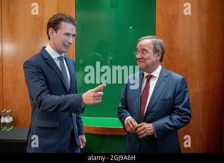 Berlin, Deutschland. September 2021. Sebastian kurz (ÖVP, l) Bundeskanzler der Republik Österreich, spricht mit Armin Laschet, Kanzlerkandidat der Union, CDU-Bundespräsident und Ministerpräsident von Nordrhein-Westfalen, bei einem bilateralen Treffen während der geschlossenen Sitzung des Präsidiums der EVP-Fraktion des Europäischen Parlaments. Quelle: Michael Kappeler/dpa/Alamy Live News Stockfoto