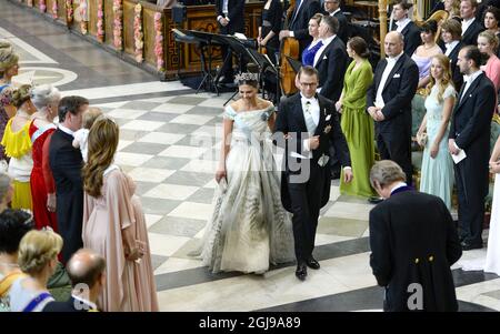 EXKLUSIV - Kronprinzessin Victoria und Prinz Daniel treffen zur Hochzeit von Prinz Carl Philip und Sofia Hellqvist in der Königlichen Kapelle in Stockholm, Schweden, am 13. Juni 2015 ein. Foto: Anders Wiklund / TT / kod 10040 Stockfoto