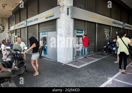 ATHEN 2015-07-13 *for Your Files* an einem Geldautomaten vor einer Bank im Zentrum von Athen, Griechenland, am 13. Juli 2015, warten Leute in der Schlange. Foto: Marcus Ericsson / TT / kod 11470 Stockfoto