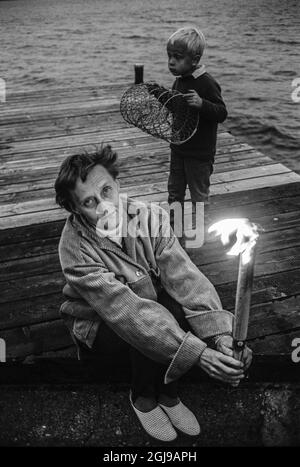 FURUSUND 1965-08-10 *for your files* Astrad Lindgren mit ihrem Enkel Karl-Johan in der Nähe ihres Sommerhauses in Furusund im Stockholmer Schärengarten, Schweden, 1958 Foto Ulf Strahleus / SVT Code 5600 Stockfoto