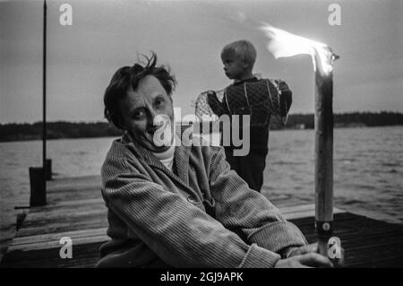 FURUSUND 1965-08-10 *for your files* Astrad Lindgren mit ihrem Enkel Karl-Johan in der Nähe ihres Sommerhauses in Furusund im Stockholmer Schärengarten, Schweden, 1958 Foto Ulf Strahleus / SVT Code 5600 Stockfoto