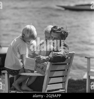 FURUSUND 1965-08-10. *für Ihre Dateien* Astrad Lindgren mit einigen ihrer Enkelkinder in der Nähe ihres Sommerhauses in Furusund im Stockholmer Schärengarten, Schweden, 1965 Foto Ulf Strahleus / SVT Code 5600 Stockfoto