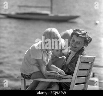 FURUSUND 1965-08-10. *für Ihre Dateien* Astrad Lindgren mit einigen ihrer Enkelkinder in der Nähe ihres Sommerhauses in Furusund im Stockholmer Schärengarten, Schweden, 1965 Foto Ulf Strahleus / SVT Code 5600 Stockfoto