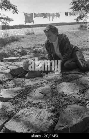 FURUSUND 1965-08-10. *für Ihre Dateien* Astrad Lindgren mit einigen ihrer Enkelkinder in der Nähe ihres Sommerhauses in Furusund im Stockholmer Schärengarten, Schweden, 1965 Foto Ulf Strahleus / SVT Code 5600 Stockfoto