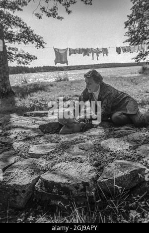 FURUSUND 1965-08-10. *für Ihre Dateien* Astrad Lindgren mit einigen ihrer Enkelkinder in der Nähe ihres Sommerhauses in Furusund im Stockholmer Schärengarten, Schweden, 1965 Foto Ulf Strahleus / SVT Code 5600 Stockfoto