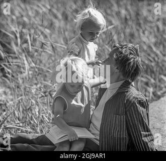 FURUSUND 1965-08-10. *für Ihre Dateien* Astrad Lindgren mit einigen ihrer Enkelkinder in der Nähe ihres Sommerhauses in Furusund im Stockholmer Schärengarten, Schweden, 1965 Foto Ulf Strahleus / SVT Code 5600 Stockfoto