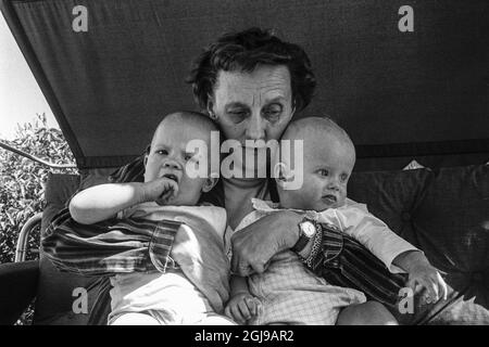 FURUSUND 1965-08-10. *für Ihre Dateien* Astrad Lindgren mit einigen ihrer Enkelkinder in der Nähe ihres Sommerhauses in Furusund im Stockholmer Schärengarten, Schweden, 1965 Foto Ulf Strahleus / SVT Code 5600 Stockfoto