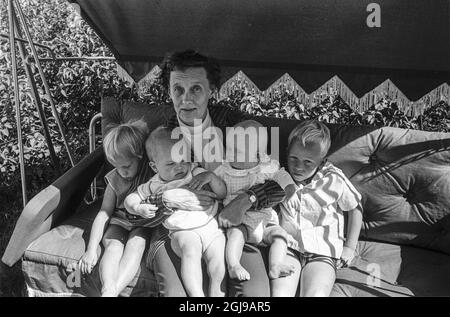 FURUSUND 1965-08-10. *für Ihre Dateien* Astrad Lindgren mit einigen ihrer Enkelkinder in der Nähe ihres Sommerhauses in Furusund im Stockholmer Schärengarten, Schweden, 1965 Foto Ulf Strahleus / SVT Code 5600 Stockfoto