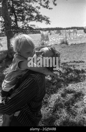 FURUSUND 1965-08-10. *für Ihre Dateien* Astrad Lindgren mit einigen ihrer Enkelkinder in der Nähe ihres Sommerhauses in Furusund im Stockholmer Schärengarten, Schweden, 1965 Foto Ulf Strahleus / SVT Code 5600 Stockfoto