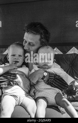 FURUSUND 1965-08-10. *für Ihre Dateien* Astrad Lindgren mit einigen ihrer Enkelkinder in der Nähe ihres Sommerhauses in Furusund im Stockholmer Schärengarten, Schweden, 1965 Foto Ulf Strahleus / SVT Code 5600 Stockfoto