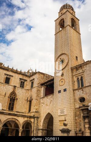 Sponza Palast und Glockenturm in der Altstadt Dubrovnik, Dalmatinische Küste, Kroatien. (Nur Für Redaktionelle Zwecke) Stockfoto