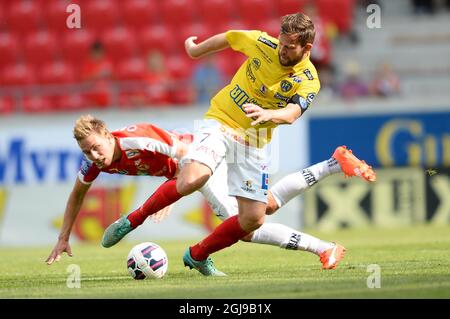 KALMAR 2015-07-17 David Svensson (rechts) von Falkenbergs FF driftet den Ball vor Jonathan Ring von Kalmar FF während ihres schwedischen Fußballspieles in der Guldfageln Arena in Kalmar. Foto: Patric Soderstrom / TT / Code 10760 Stockfoto