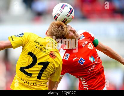 KALMAR 2015-07-17 Dan Keat (links) von Falkenbergs FF geht bei ihrem schwedischen Fußballspiel in der Guldfageln Arena in Kalmar für einen Kopfball mit David Elm von Kalmar FF. Foto: Patric Soderstrom / TT / Code 10760 Stockfoto