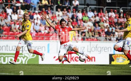 KALMAR 2015-07-17 Marcus Antonsson (Mitte) von Kalmar FF erzielt beim schwedischen Fußballspiel in der Guldfageln Arena in Kalmar den zweiten Treffer seiner Mannschaft gegen Falkenbergs FF. Foto: Patric Soderstrom / TT / Code 10760 Stockfoto