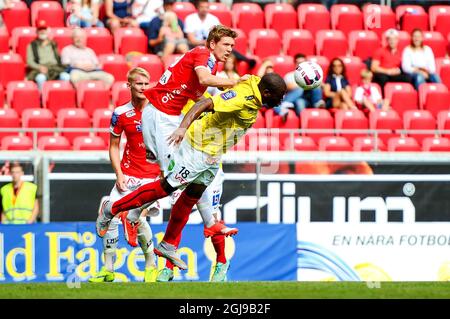 KALMAR 2015-07-17 David Elm (Mitte) von Kalmar FF siegt mit Hakeem Araba (rechts) von Falkenbergs FF während ihres schwedischen Fußballspieles in der Guldfageln Arena in Kalmar. Foto: Patric Soderstrom / TT / Code 10760 Stockfoto