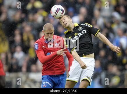 HELSINGBORG 2015-07-19 Helsingborgs Darijan Bojanic (links) geht bei ihrem schwedischen Fußballspiel in der ersten Liga bei Olympia in Helsingborg (Südschweden) am 19. Juli 2015 in den Kopf mit AIK's per Karlsson. Foto: Bjorn Lindgren / TT / Code 9204 Stockfoto