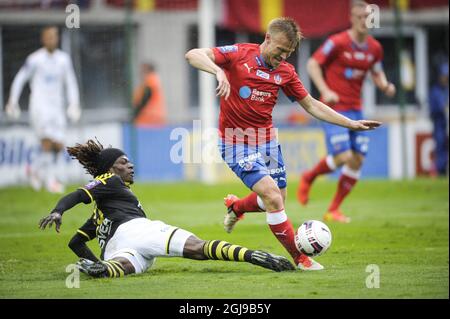 HELSINGBORG 2015-07-19 AIK's Mohamed Bangura (links) und Helsingborgs Andreas Landgren kämpfen während ihres schwedischen Fußballspieles in der ersten Liga bei Olympia im südschwedischen Helsingborg am 19. Juli 2015 um den Ball. Foto: Bjorn Lindgren / TT / Code 9204 Stockfoto