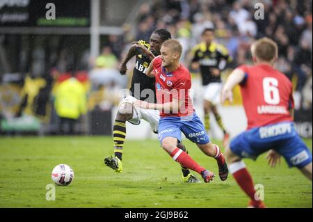 HELSINGBORG 2015-07-19 AIK's Dickson Paul Etuhu und Helsingborgs Johan Martensson kämpfen am 19. Juli 2015 bei ihrem schwedischen Fußballspiel in der ersten Liga bei Olympia in Helsingborg in Südschweden um den Ball. Foto: Bjorn Lindgren / TT / Code 9204 Stockfoto