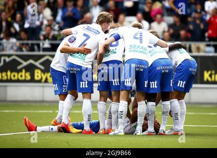 NORRKOPING 2015-07-19 IFK Norrkoping Palyers feiern den Ausgleich von 2-2, als Teamkollege Emir Kujovic am 19. Juli 2015 auf dem Rasen liegt, nachdem er während des schwedischen Fußballmatches in der ersten Liga gegen IFK Göteborg im Nya Parken in Norrkoping, Schweden, geschlagen wurde. Das Spiel endete am 2-2. Poto: Stefan Jerrevang / TT / Code 60160 Stockfoto