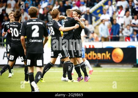 NORRKOPING 2015-07-19 der Lasse Vibe von IFK Göteborg (rechts) feiert mit seinem Mannschaftskollegen, nachdem er am 19. Juli 2015 beim ersten Liga-Fußballspiel gegen IFK Norrkoping auf Nya Parken in Norrkoping, Schweden, das Eröffnungstreffer erzielt hatte. Das Spiel endete am 2-2. Poto: Stefan Jerrevang / TT / Code 60160 Stockfoto