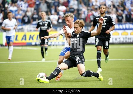 NORRKOPING 2015-07-19 die IFK Norrkoping-Mannschaft Nicklas BÃƒÂ¤rkroth (links) und IFK Goteborg-Mannschaft Thomas Rogne kämpfen während ihres ersten Liga-Fußballspieles am 19. Juli 2015 in Nya Parken in Norrkoping, Schweden, um den Ball. Das Spiel endete am 2-2. Poto: Stefan Jerrevang / TT / Code 60160 Stockfoto