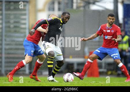 HELSINGBORG 2015-07-19 Helsingborgs Peter Larsson (links) kämpft am 19. Juli 2015 mit AIK's Henok Goitom bei ihrem schwedischen Fußballspiel in der ersten Liga bei Olympia im südschwedischen Helsingborg um den Ball. Foto: Bjorn Lindgren / TT / Code 9204 Stockfoto