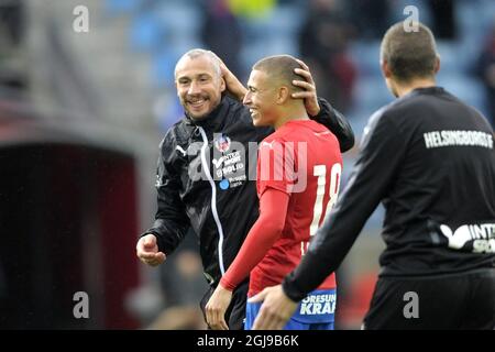 HELSINGBORG 2015-07-19 Helsingborgs Jordan Larsson gratuliert seinem Vater Henrik (Trainer in Helsingborg) zum Sieg im schwedischen Fußballspiel der ersten Liga 3-1 bei Olympia in Helsingborg in Südschweden am 19. Juli 2015. Foto: Bjorn Lindgren / TT / Code 9204 Stockfoto