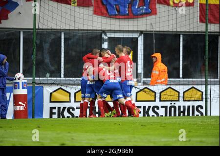 HELSINGBORG 2015-07-19 die Spieler von Helsingborgs feiern am 19. Juli 2015 das Tor 3-1 im schwedischen Fußballspiel der ersten Liga bei Olympia in Helsingborg in Südschweden. Foto: Bjorn Lindgren / TT / Code 9204 Stockfoto