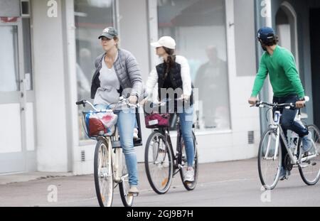 BORGHOLM 2015-07-19 *** EXCLUSIVE*** Prinzessin Madeleine und Prinzessin Leonore auf dem Fahrrad in Borgholm, Swden, 19. Juli 2015. Foto: Sven Lindwall / EXP / TT / Kod: 7117 ** AUS SCHWEDEN HERAUS** Stockfoto