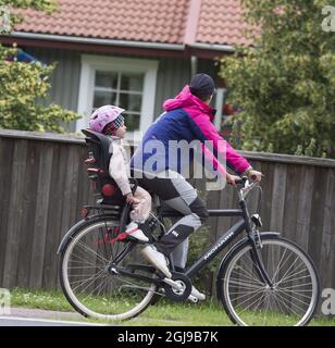 BORGHOLM 2015-07-19 *** EXCLUSIVE*** Prinzessin Madeleine und Prinzessin Leonore auf dem Fahrrad in Borgholm, Swden, 19. Juli 2015. Foto: Sven Lindwall / EXP / TT / Kod: 7117 ** AUS SCHWEDEN HERAUS** Stockfoto