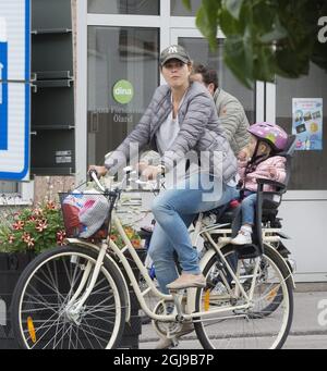 BORGHOLM 2015-07-19 *** EXCLUSIVE*** Prinzessin Madeleine und Prinzessin Leonore auf dem Fahrrad in Borgholm, Swden, 19. Juli 2015. Foto: Sven Lindwall / EXP / TT / Kod: 7117 ** AUS SCHWEDEN HERAUS** Stockfoto