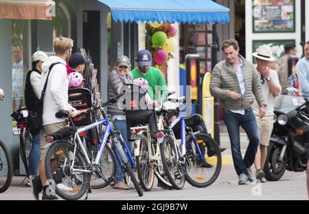 BORGHOLM 2015-07-19 *** EXCLUSIVE*** Prinzessin Madeleine und Prinzessin Leonore auf dem Fahrrad in Borgholm, Swden, 19. Juli 2015. Foto: Sven Lindwall / EXP / TT / Kod: 7117 ** AUS SCHWEDEN HERAUS** Stockfoto