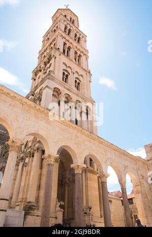 Kroatien, Split. Diokletian Palace Cathedral St. Domnius Glockenturm eingerahmt in Lichteingang Peristyle Square. Stockfoto