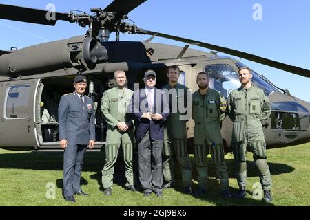 STOCKHOLM 2015-08-19 US-Senator John McCain (C) und Oberbefehlshaber der schwedischen Streitkräfte Sverker Goranson (L) posieren für ein Foto mit der Besatzung eines schwedischen Black Hawk-Hubschraubers im Gardet Park in Stockholm, Schweden, 19. August 2015, Vor dem Abflug zum Berga Naval Base. McCain besuchte Schweden zusammen mit den Senatoren John Barrasso (R) und Sheldon Whitehouse (D) am Mittwoch, um über die US-amerikanische und schwedische Verteidigungszusammenarbeit zu diskutieren. Foto: Anders Wiklund / TT / Kod 10040 Stockfoto