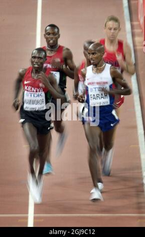 PEKING 20150822 Geoffrey Kipsang Kamworor aus Kenia und Mohamed Farah aus Großbritannien nach dem Sieg im 10000-m-Finale der Männer während der IAAF-Weltmeisterschaft 2015 in Peking im Nationalstadion in Peking, China, 22. August 2015. Foto: Jessica Gow / TT / Kod 10070 Stockfoto