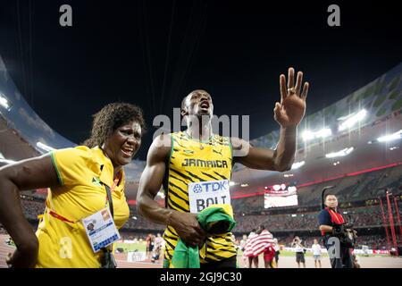 PEKING 20150823 Usain Bolt aus Jamaika mit seiner Mutter Jennifer Bolt nach dem Sieg im 100-Meter-Finale der Männer während der IAAF-Weltmeisterschaft 2015 in Peking im Nationalstadion in Peking, China, 23. August 2015. Foto: Jessica Gow / TT / Kod 10070 Stockfoto