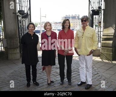 STOCKHOLM 2015-08-24 : Ingrid BergmanÂ´s vier Kinder Isabella Rossellini, Pia Lindstrom, Ingrid und Roberto Rossellini werden während einer Pressekonferenz am 24. August 2015 in Stockholm, Schweden, gesehen. Die Geschwister besuchen Stockholm zur Premiere der movieÂ Ich bin Ingrid' anlässlich des 100. Geburtstages der verstorbenen schwedischen Schauspielerin Ingrid Bergman. Foto: Maja Suslin / TT / Kod 10300 Stockfoto