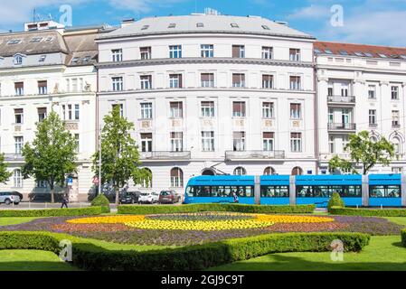 Kroatien, Zagreb. Blick vom Mimara Museum of Art über die Landschaftsgestaltung am Franklin Roosevelt Square zur kroatischen Handelskammer. Elektrische Straßenbahnen. Stockfoto