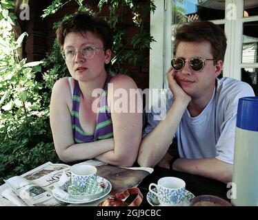 *File picture in Verbindung mit der Veröffentlichung des neuen Jahrtausendbuches August 27* STOCKHOLM 2008-10-21 File 1990,s Stieg Larsson und seine Partnerin Eva Gabrielsson werden in diesem 1990Â´s bei einer Tasse Kaffee im Café in der Stadt Strangnas, Schweden, entspannt gesehen. Der verstorbene Kriminalschriftsteller stieg Larsson schrieb die Blockbuster-Trilogie „Millennium“, die in viele Sprachen übersetzt ist. Stieg Larsson starb, bevor sein erstes Buch veröffentlicht wurde. Foto per Jarl / Expo / SCANPIX Code 10620 Stockfoto