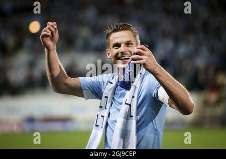 Malmos Kapitän Markus Rosenberg feiert am 25. August 2015 den Sieg seiner Mannschaft aus dem Jahr 2-2 nach dem UEFA Champions League-Play-off-Fußballspiel zwischen Malmo FF und dem Celtic FC im Malmo New Stadium in Malmo, Schweden. Foto: Andreas Hillergren / TT / Code 10600 Stockfoto