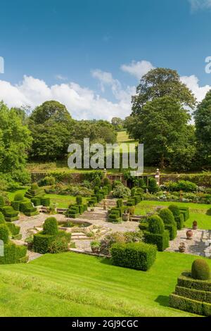 Die farbenfrohen Grenzen und das Topiary im italienischen Fountain Court Garten im Mapperton House, Dorset, England, Großbritannien Stockfoto