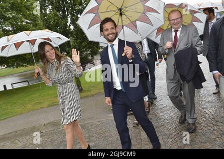 KARLSTAD 2015-08-26 Prinz Carl Philip und Prinzessin Sofia werden während ihres Besuchs in Karlstad, Schweden, am 27. August 2015 gesehen. Das Fürstenpaar ist zum ersten Mal als Herzog und Herzogin der Varmland in ihrer Heimatgrafschaft. Foto Jonas Ekstromer / TT / kod 10030 Stockfoto