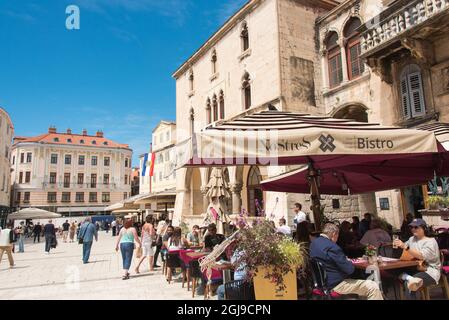 Europa, Kroatien, Split. Volksplatz Narodni Trg beliebte Cafés, Geschäfte und Rathaus Stockfoto