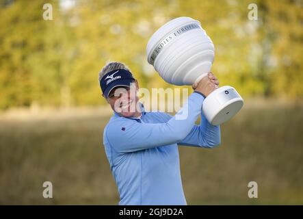 Nicole Broch Larsen aus Dänemark posiert mit der Trophäe nach dem Gewinn der Helsingborgs Open bei der Ladies European Tour im Vasatorps Golf Club in Helsingborg, Schweden, 06. September 2015. Foto Bjorn Lindgren / TT / Code 9204 Stockfoto