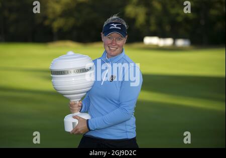 Nicole Broch Larsen aus Dänemark posiert mit der Trophäe nach dem Gewinn der Helsingborgs Open bei der Ladies European Tour im Vasatorps Golf Club in Helsingborg, Schweden, 06. September 2015. Foto Bjorn Lindgren / TT / Code 9204 Stockfoto