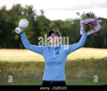 Nicole Broch Larsen aus Dänemark posiert mit der Trophäe nach dem Gewinn der Helsingborgs Open bei der Ladies European Tour im Vasatorps Golf Club in Helsingborg, Schweden, 06. September 2015. Foto Bjorn Lindgren / TT / Code 9204 Stockfoto